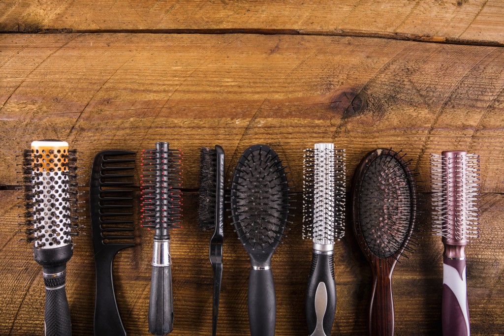 Como limpar suas escovas de cabelo