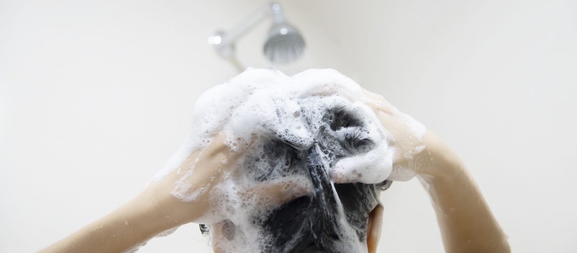 O jeito certo de lavar os cabelos